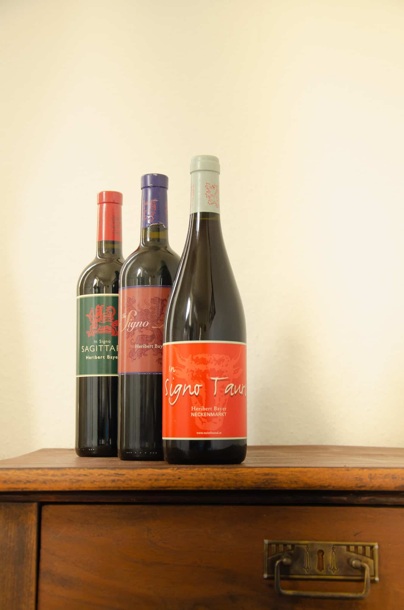 Rotweinflasche In Signo Tauri, Cuvée In Signo Leonis und Blaufränkisch In Signo Sagittarii