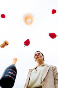 Katja Bernegger mit einem Glas In Signo Aquarii und der In Signo Aquarii Flasche