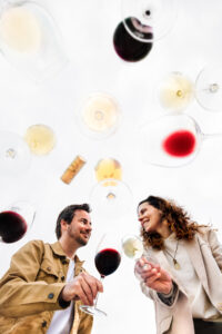 Mann und Frau stoßen mit Weingläsern an