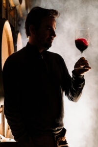 Patrick Bayer mit Zeronimo Leonis Blend im Weinkeller mit Dampf