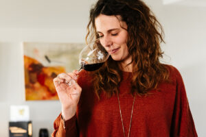 Frau riecht an alkoholfreiem Rotwein Zeronimo Leonis Blend