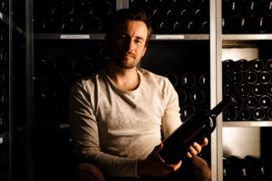 Patrick Bayer mit Cuvée In Signo Leonis im Reifekeller