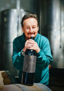 Heribert Bayer mit einer Magnum von Einmalig Cabernet Sauvignon 2019