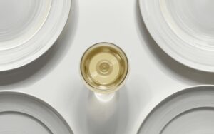 Alkoholfreies Weinglas rundherum Teller