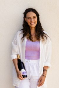 Zeronimo Gründerin Katja Bernegger mit einer Flasche Leonis Blend in der Hand